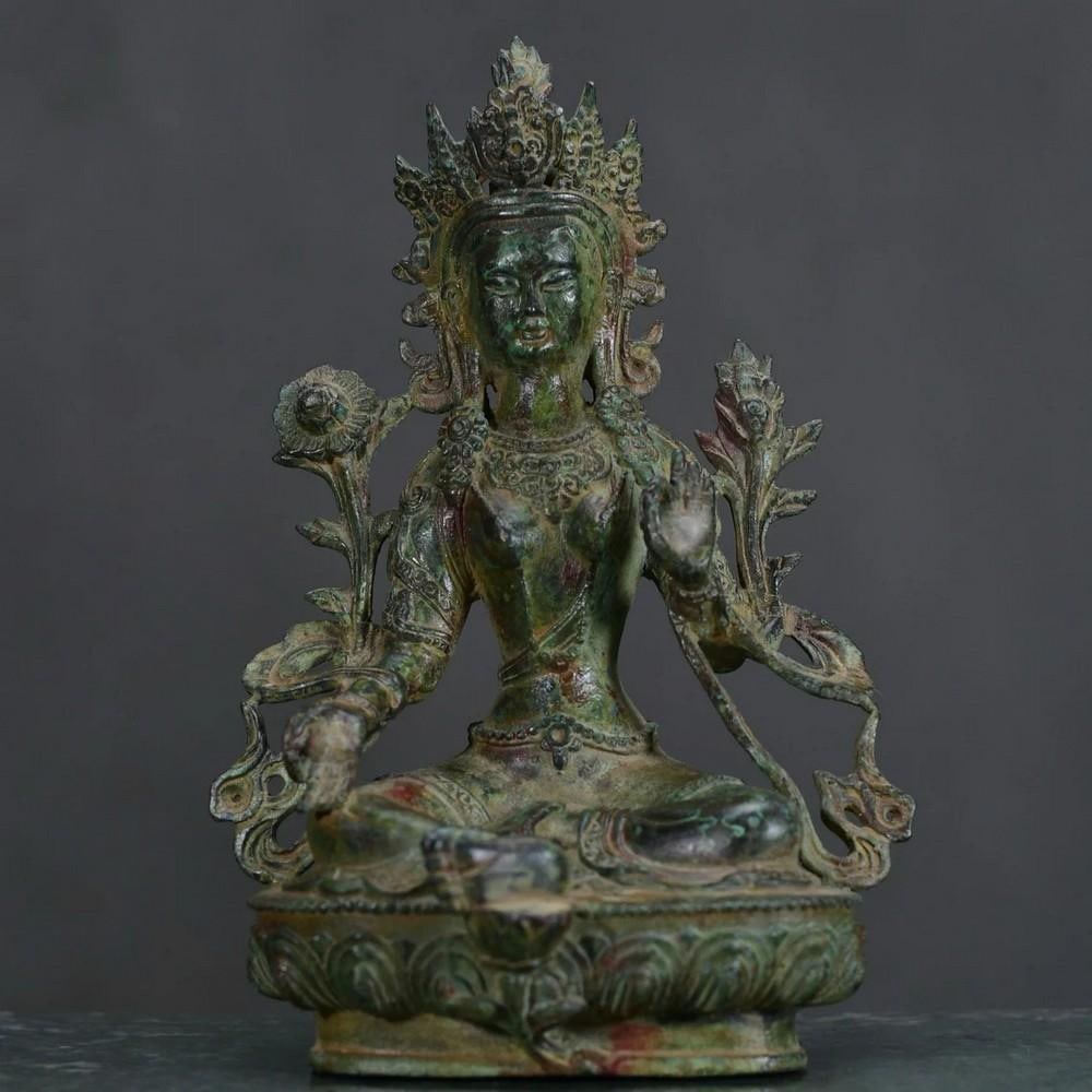Antique Bronze White Tara Bodhisattva Buddha Statue: Antique Bronze White Tara Bodhisattva Buddha Statue This remarkable Chinese antique features a hand-crafted bronze statue of White Tara, the Bodhisattva of compassion and healing. With exquisite detai