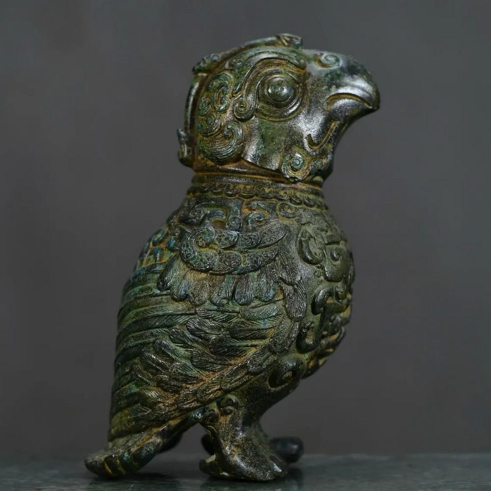 Antique Chinese Tropical Bird Bronze Statue: Antique Chinese Tropical Bird Bronze Statue This antique Chinese bronze statue depicts a tropical bird, symbolizing freedom, elegance, and natural beauty. The detailed craftsmanship captures the bird&