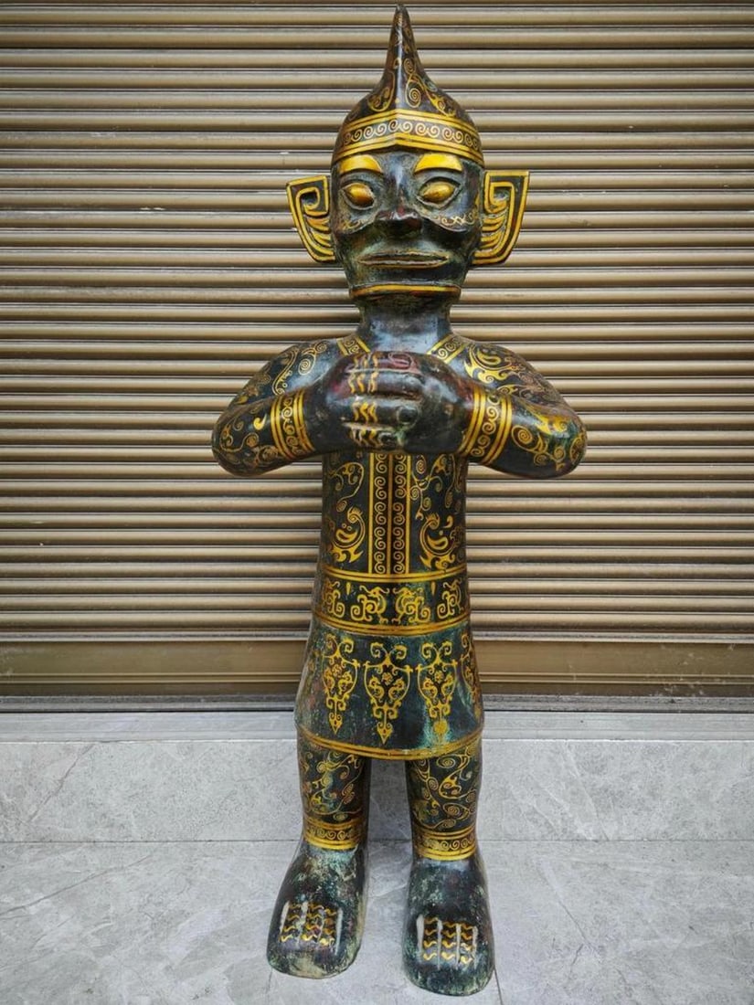 Antique Chinese Bronze Sanxingdui People Statue Ornament: Antique Chinese Bronze Sanxingdui People Statue Ornament This rare handcrafted bronze statue reflects the enigmatic artistry of the Sanxingdui culture, known for its profound historical significance. 