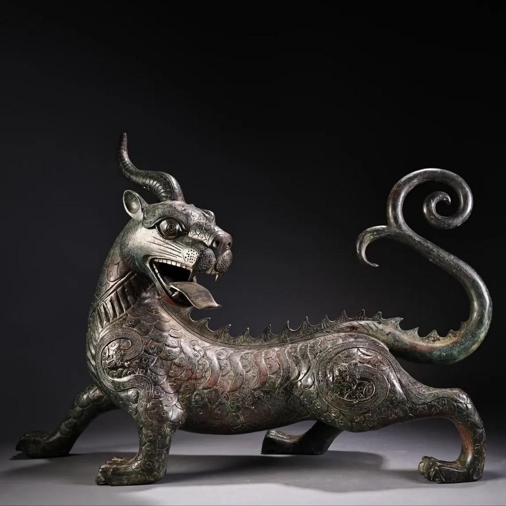 Exquisite Handmade Large Bronze Head-Turning Beast Statue – Chinese Antique Ornament: Exquisite Handmade Large Bronze Head-Turning Beast Statue – Chinese Antique Ornament This striking and rare large bronze beast statue, captured in a dynamic head-turning pose, is a remarkable exampl