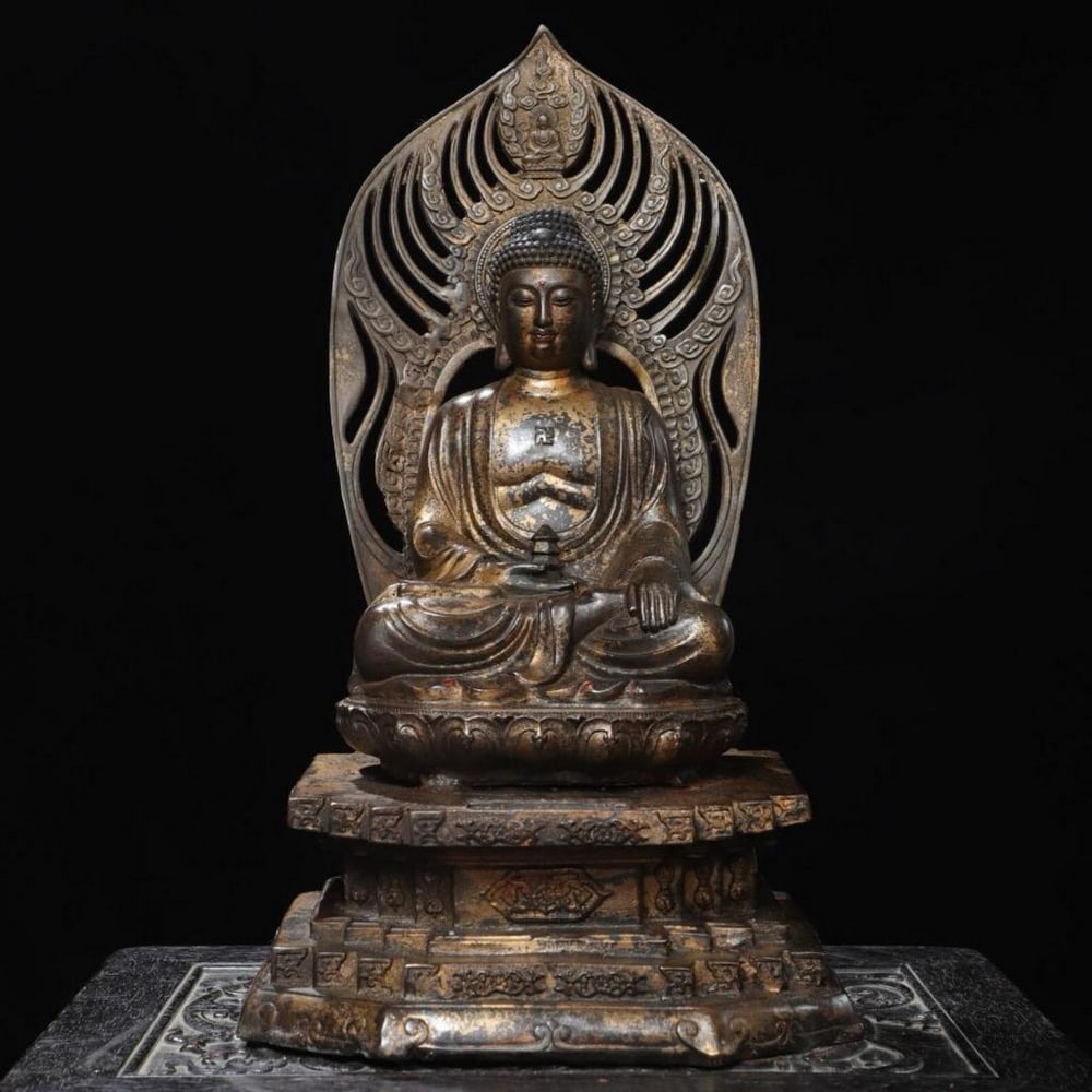 Chinese Antique Backlit Shakyamuni Buddha Pure Copper Statue: Chinese Antique Backlit Shakyamuni Buddha Pure Copper Statue This exquisite and rare Chinese statue depicts Shakyamuni Buddha with a radiant backlit halo, symbolizing enlightenment, awakening, and spi