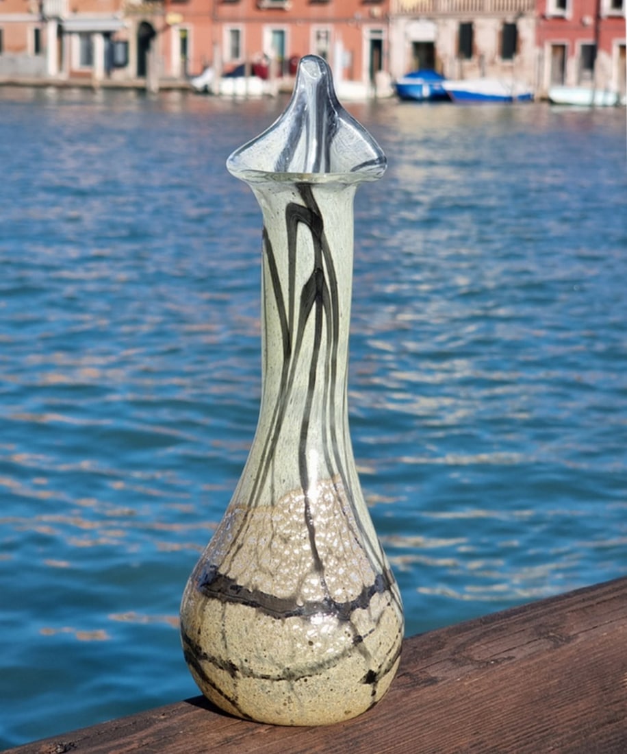Murano Glass Calla Vase with Ivory and Silver Leaf: Murano Glass Calla Vase with Ivory and Silver Leaf This Murano glass vase is handmade using the blown glass technique and features an ivory-colored body with silver leaf decoration. The vase has a sle