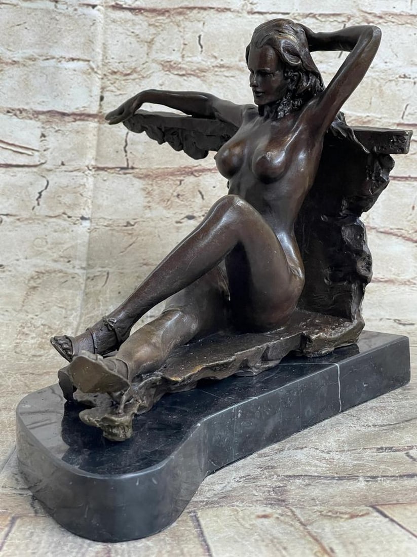 Original Aldo Vitaleh Nude Temptress Woman Bronze Sculpture - 9 "x 15": Original Aldo Vitaleh Nude Temptress Woman Bronze Sculpture With style, grace and ease she leans back while she is laying seductively on a bench, thinking about her lover and touching her hair seducti