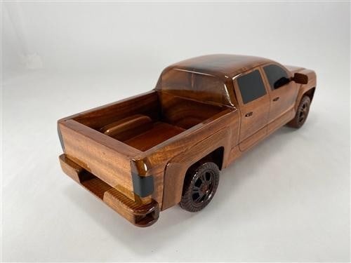2018 Chevrolet Pickup - 3