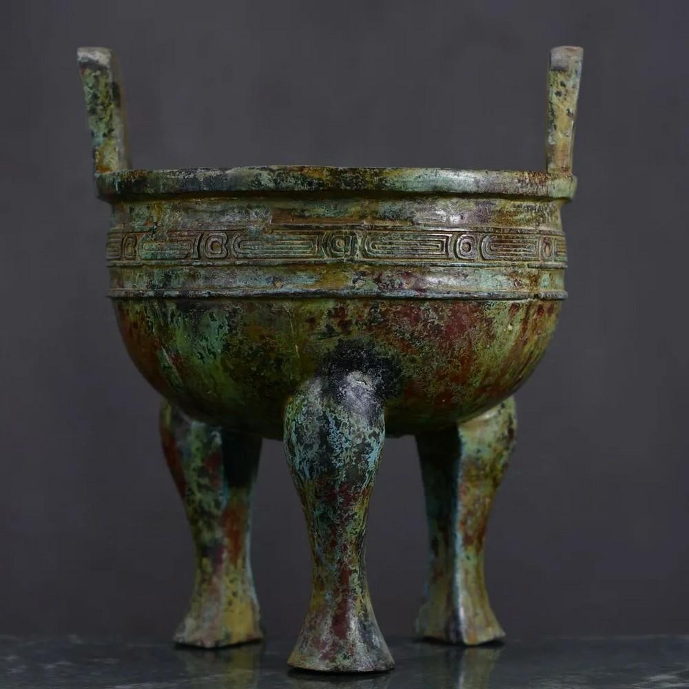 Exquisite Chinese Handcrafted Bronze Mao Gong Ding Statue: Exquisite Chinese Handcrafted Bronze Mao Gong Ding Statue This rare and exceptional Mao Gong Ding statue is a testament to ancient Chinese artistry, meticulously handcrafted using traditional techniqu