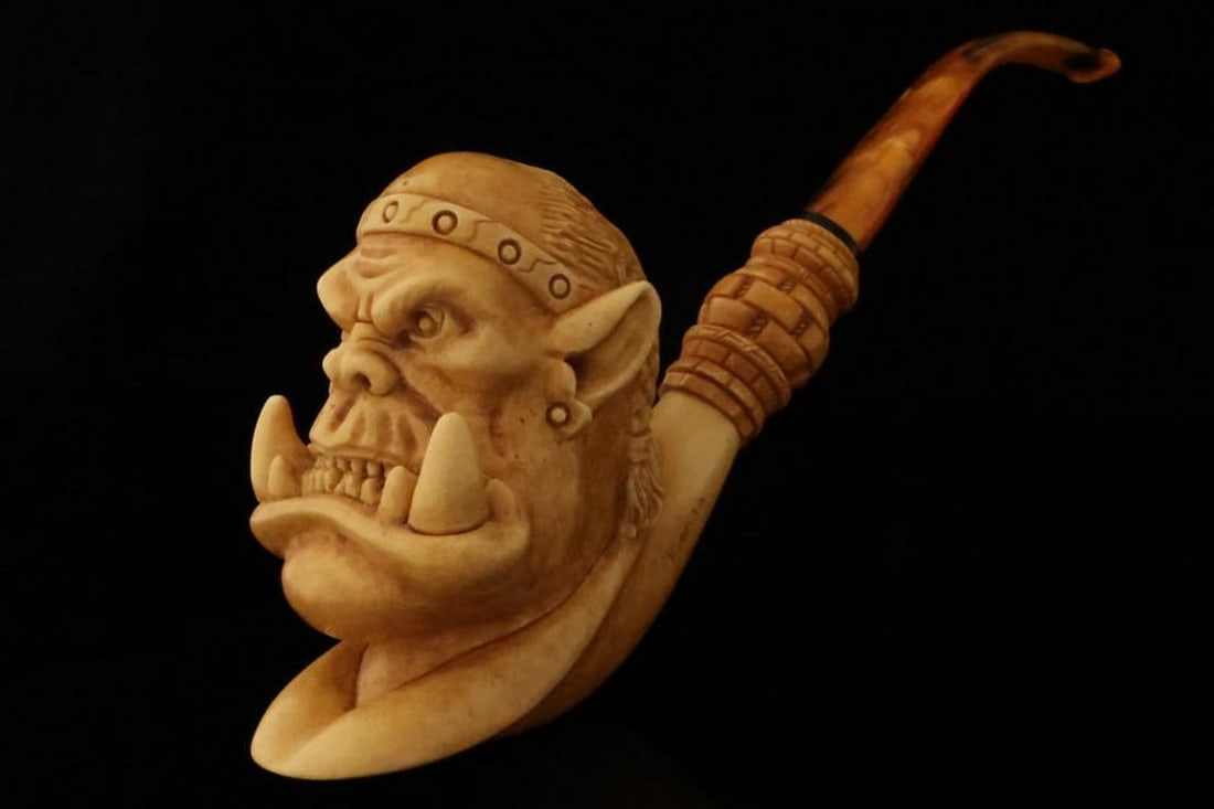 Giant Orog Figural Carved Meerschaum Pipe with Fitted Case: Giant Orog Figural Carved Meerschaum Pipe with Fitted Case This hand-carved meerschaum pipe features a striking Giant Orog design, showcasing exceptional craftsmanship and intricate detailing. The