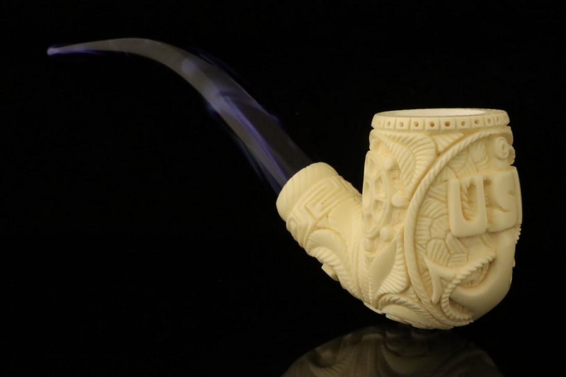 US Navy-Themed Block Meerschaum Pipe with Fitted Case: US Navy-Themed Block Meerschaum Pipe with Fitted Case This block meerschaum pipe features a US Navy-inspired design, hand-carved from high-quality genuine block meerschaum selected for its superior qu
