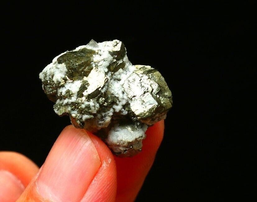 17.6g Natural chalcopyrite and calcite mineral specimens: 17.6g Natural chalcopyrite and calcite mineral specimens Weight: 17.6g Length: 27mm Width: 20mm Height: 23mm View Photos For Further Details