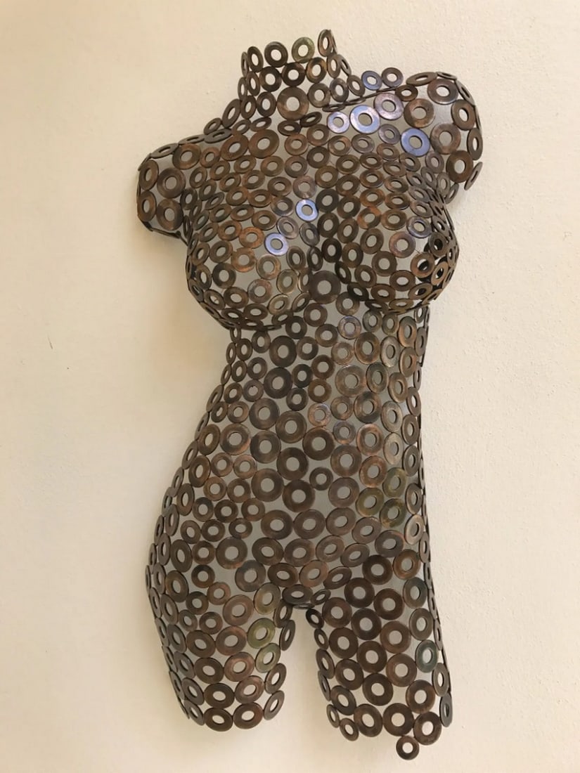 Bronze Coloured Metal Female Torso Sculpture: Bronze Coloured Metal Female Torso Sculpture Handcrafted, this magnificent female torso is a unique piece that complements any art collection. The work goes beyond metal, blending sculpture and form t