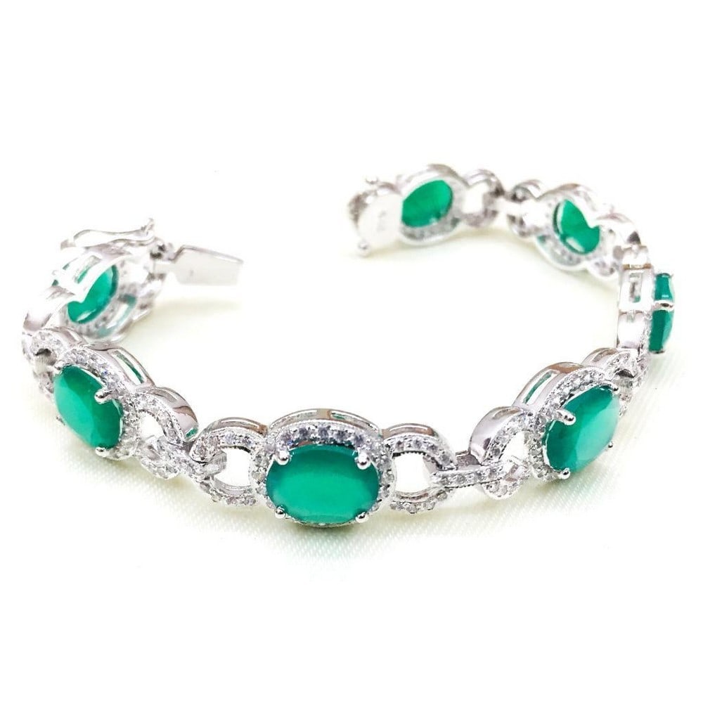 Green Onyx Crown Bracelet: Green Onyx Crown Bracelet This 925 Sterling Silver bracelet features gorgeous green onyx oval faceted stones with cubic zirconias inbetween. Gemstone Size: 10x8mm View Photos For Further Details.