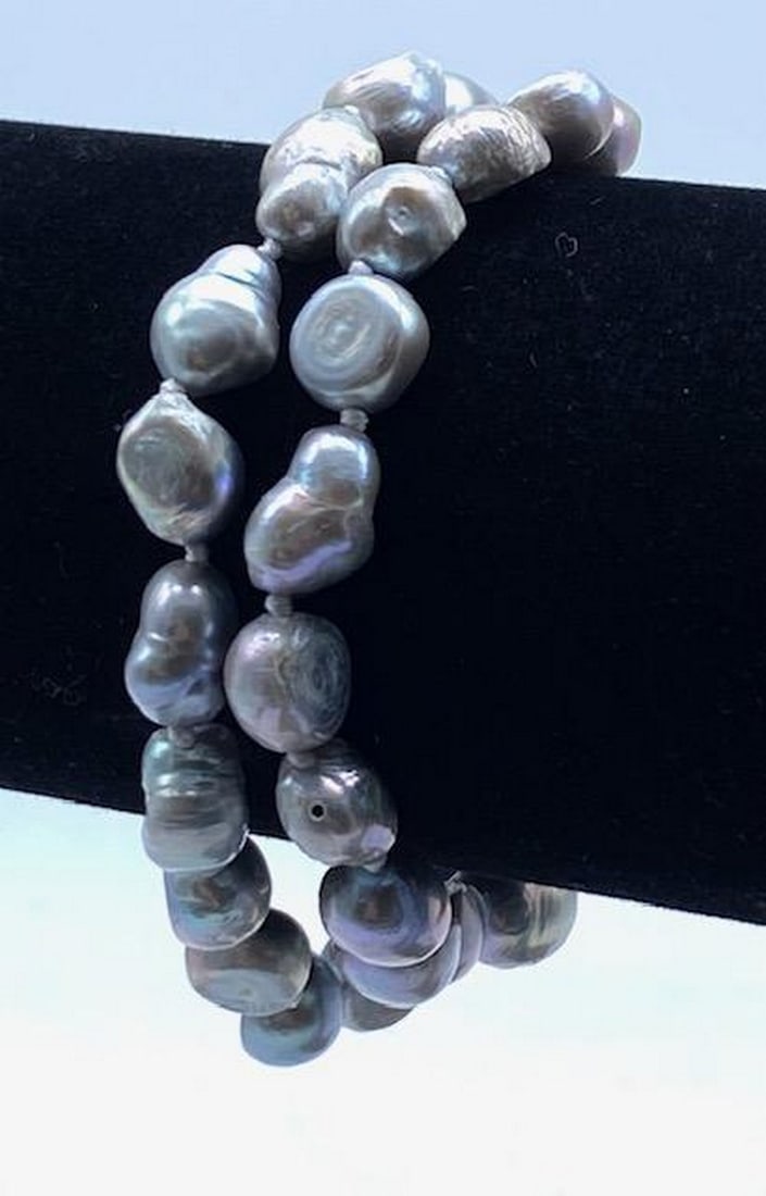 7.5'' Natural ''Fresh Gray'' Luster Freshwater 9mm-10mm Pearl Bracelet: 7.5" Natural "Fresh Gray" Luster Freshwater 9mm-10mm Pearl Bracelet. The Pearls Radiate A Variety Of Purples, Blues, Greens &; Pinks From The Bracelet. The Design Is A Hand Made Double Str