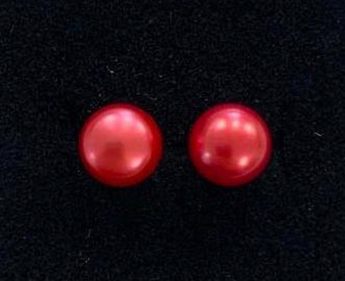 Sterling Silver Pink Pearl Stud Earrings: Sterling Silver Pink Pearl Stud Earrings These timeless stud earrings feature soft pink pearls set on sterling silver posts, adding a touch of classic elegance to any outfit. Their gentle shimmer and