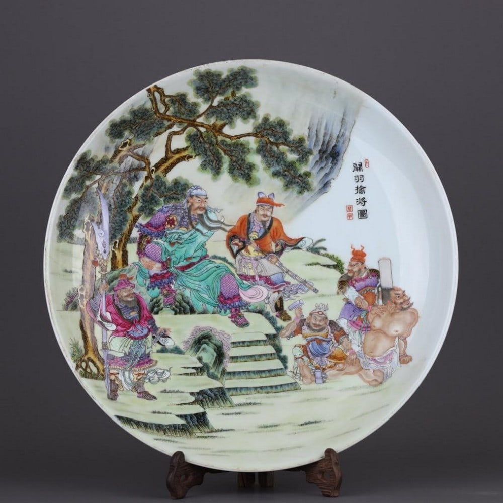 Famille Rose Plate Depicting Guan Yu's Capture Scene: Famille Rose Plate Depicting Guan Yu's Capture Scene This finely enameled famille rose porcelain plate portrays a dramatic scene from Chinese historical legend, the capture of the revered general