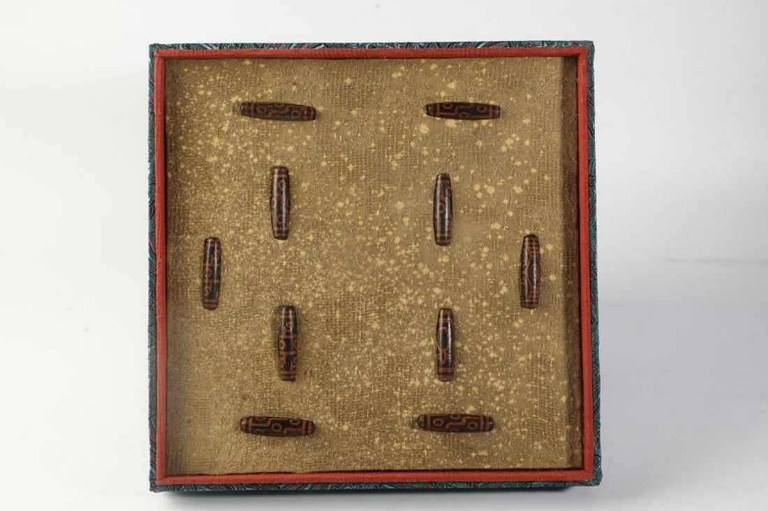 Multi-Eyed Dzi Bead Kit (3 to 12 Eyes): Multi-Eyed Dzi Bead Kit (3 to 12 Eyes) This exceptional Dzi bead kit, inspired by the prestigious Qianlong Imperial Collection of the Qing Dynasty, features meticulously crafted beads with multiple