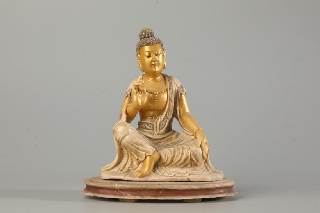 Jade Buddha Sculpture with Gold Accents: Jade Buddha Sculpture with Gold Accents This elegant jade sculpture features a serene Buddha figure, delicately carved from jade and accented with touches of gold paint that highlight key details of t