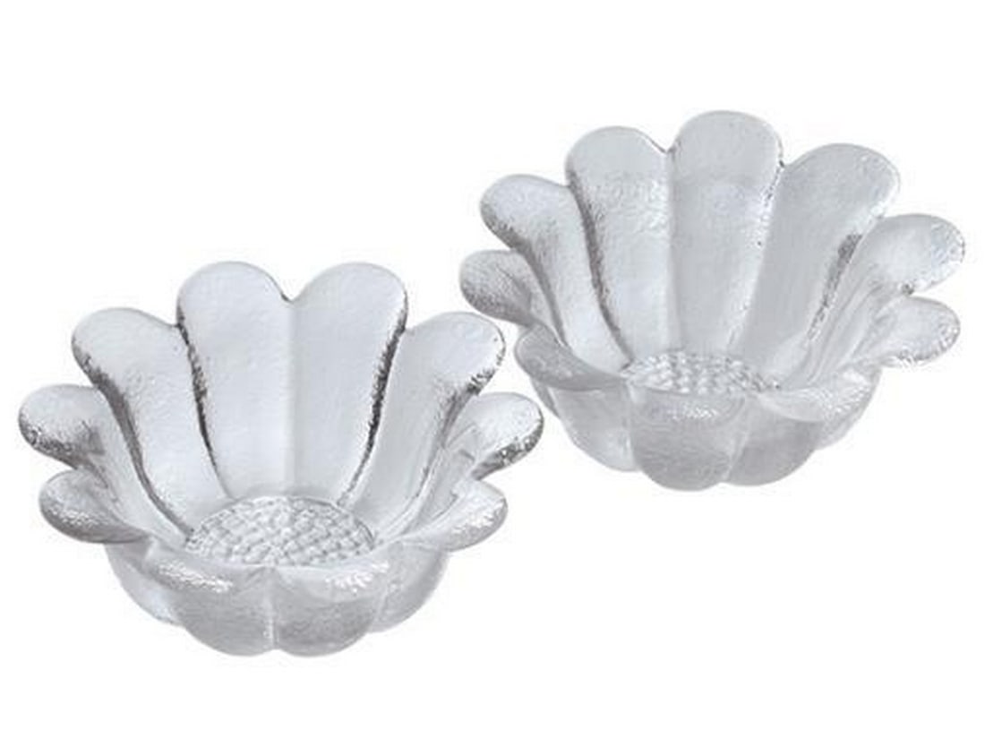 Blooming Brilliance Crystal Bowl Set Of 2: Blooming Brilliance Crystal Bowl Set Of 2 Add a touch of timeless beauty to your home with this exquisite set of two daisy-shaped bowls made from lead crystal. Each bowl is expertly crafted to mimic t