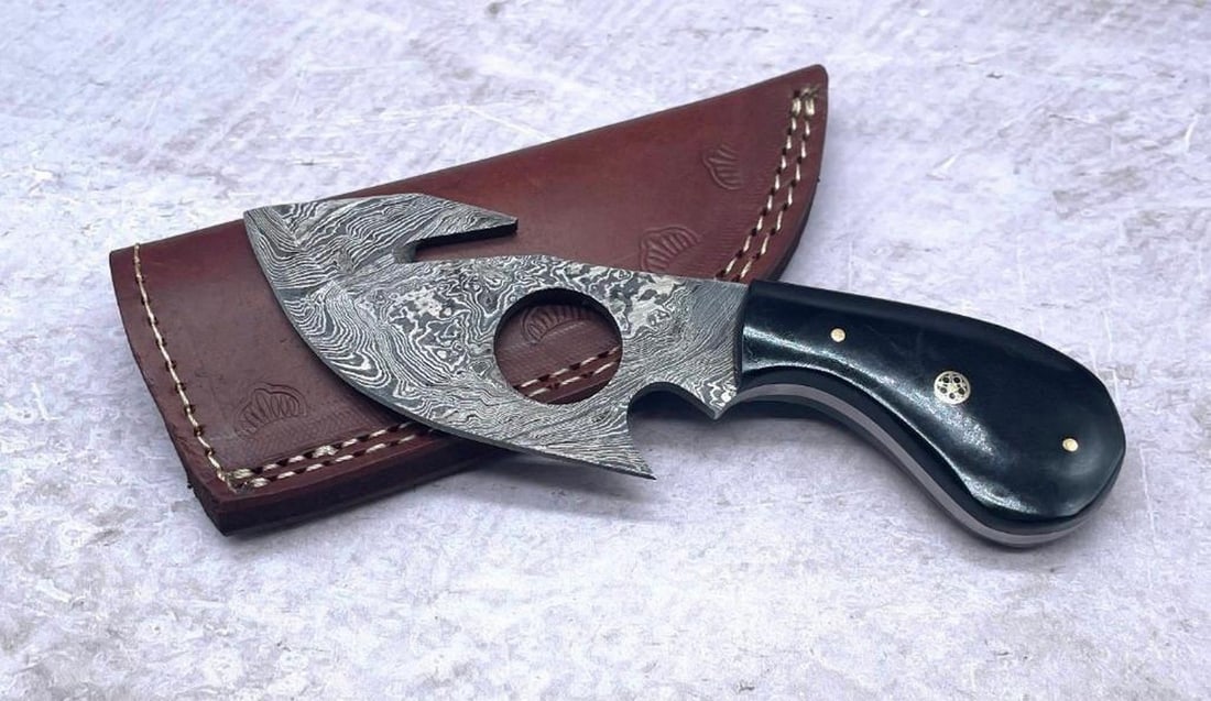 7.5'' Damascus Steel Drop Point FULL TANG Skinning Blade With Gut Hook: 7.5" Damascus Steel Drop Point FULL TANG Skinning Blade With Gut Hook Damascus Steel Blade with 256 Layers on it. HARDNESS 56-60 H R C VERY HIGH QUALITY GENUINE LEATHER SHEATH MEASUREMENTS: Total