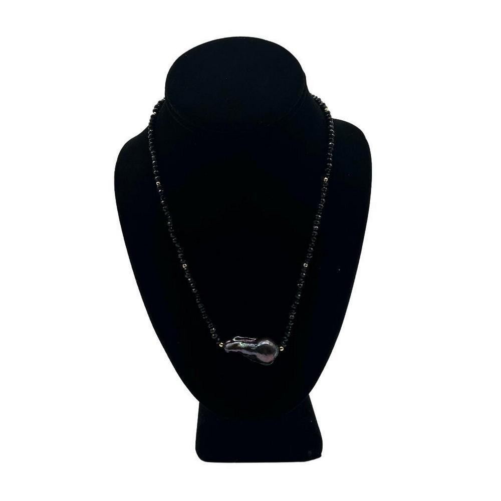 Black Faceted Agate and Keshi Pearl Necklace: Black Faceted Agate and Keshi Pearl Necklace The necklace showcases faceted black agate beads, each meticulously cut and polished to reveal their natural shine and texture. The faceted surface of the 