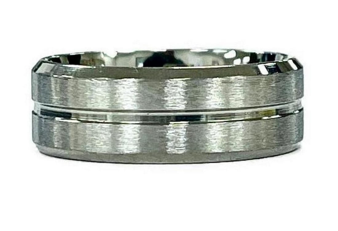 Classic Silver Titanium Gentlemen's Ring - Size 10: Classic Silver Titanium Gentlemen s Ring - Size 10 Introducing our " Classic Silver Titanium Gentlemen s Ring" in Size 10-a symbol of timeless sophistication and modern masculinity.
