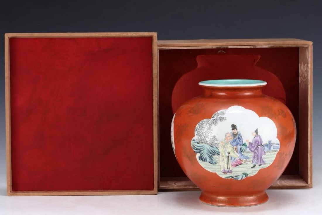 Old Collection Qing Qianlong Famille Rose Window-Opening Character Story Pomegranate Pot: Old Collection Qing Qianlong Famille Rose Window-Opening Character Story Pomegranate Pot A finely crafted porcelain pomegranate-form vessel from the Qianlong period of the Qing Dynasty, richly decorat