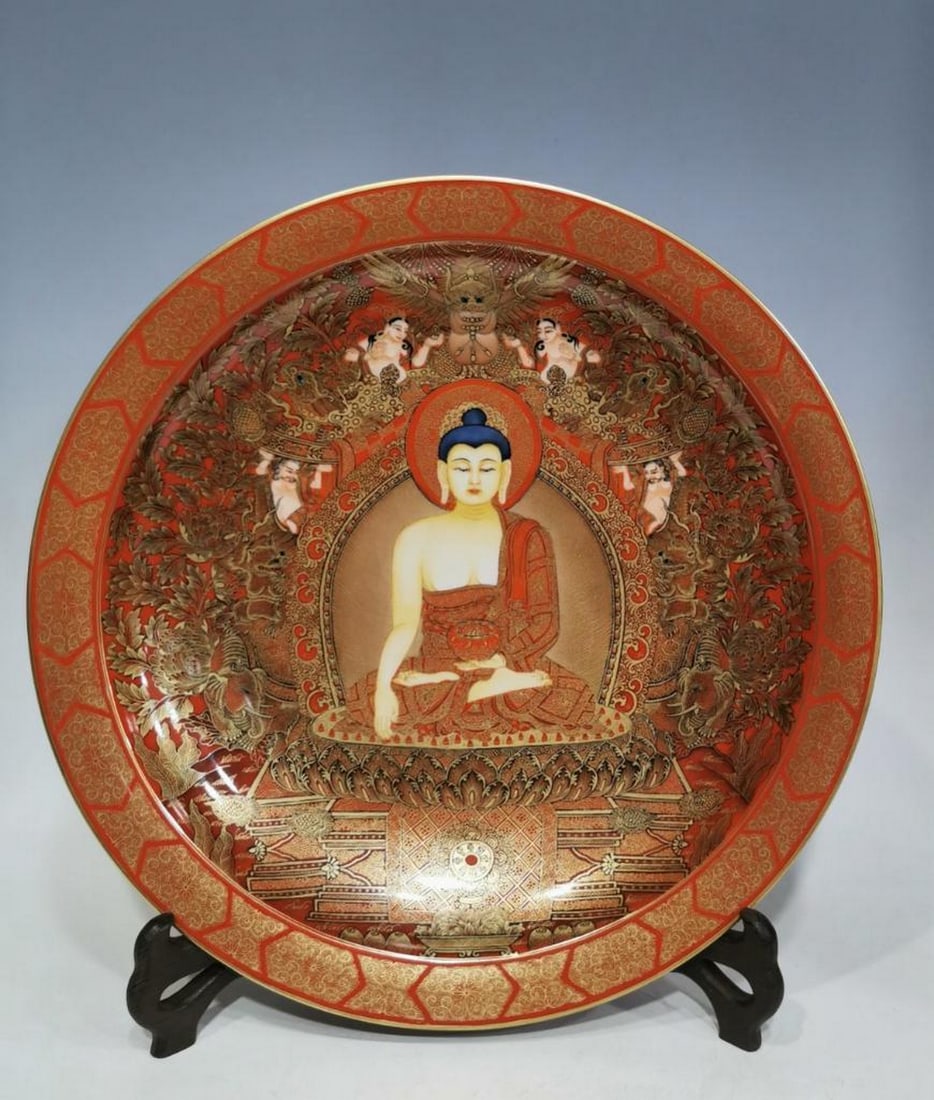 Qing Dynasty Qianlong Imperial Alum Red and Gold-Painted Buddha Statue Thangka Large Plate: Qing Dynasty Qianlong Imperial Alum Red and Gold-Painted Buddha Statue Thangka Large Plate An impressive large porcelain plate from the Qianlong period of the Qing Dynasty, decorated in rich alum red 