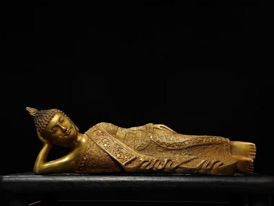Chinese Antique Sleeping Buddha Pure Copper Statue: Chinese Antique Sleeping Buddha Pure Copper Statue This exquisite Chinese Sleeping Buddha statue embodies serenity, enlightenment, and spiritual repose. Handcrafted from rare pure copper, the figure i