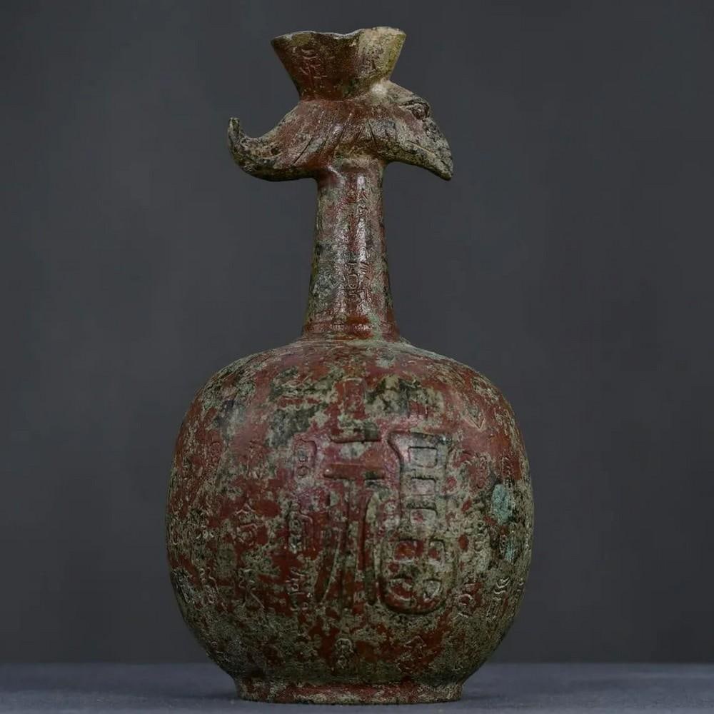 Exquisite Handmade Bronze Eagle Beak Pot – Chinese Antique Ornament: Exquisite Handmade Bronze Eagle Beak Pot – Chinese Antique Ornament This finely handcrafted bronze eagle beak pot is a striking example of traditional Chinese artistry. Named for its distinct spout 