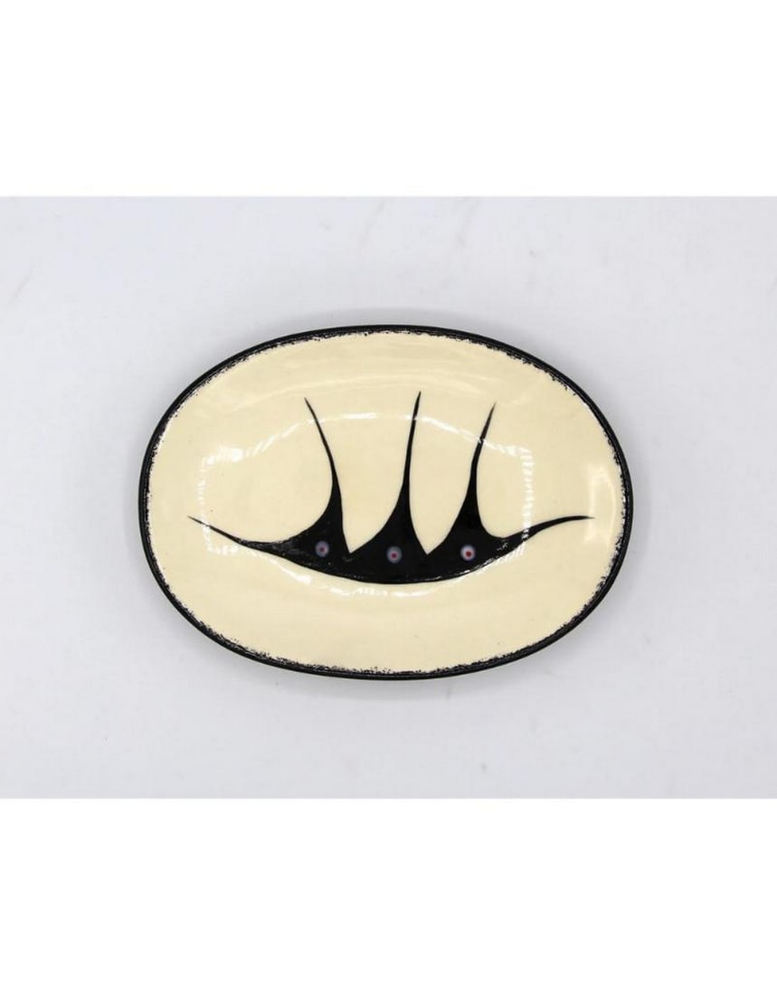 White Small Oval Ceramic Plate by Veran Pardeahtan: White Small Oval Ceramic Plate by Veran Pardeahtan Veran's Ceremonial Black Rim Pottery designs are unique expressions of the rich heritage of North American Indigenous culture. The symbols,