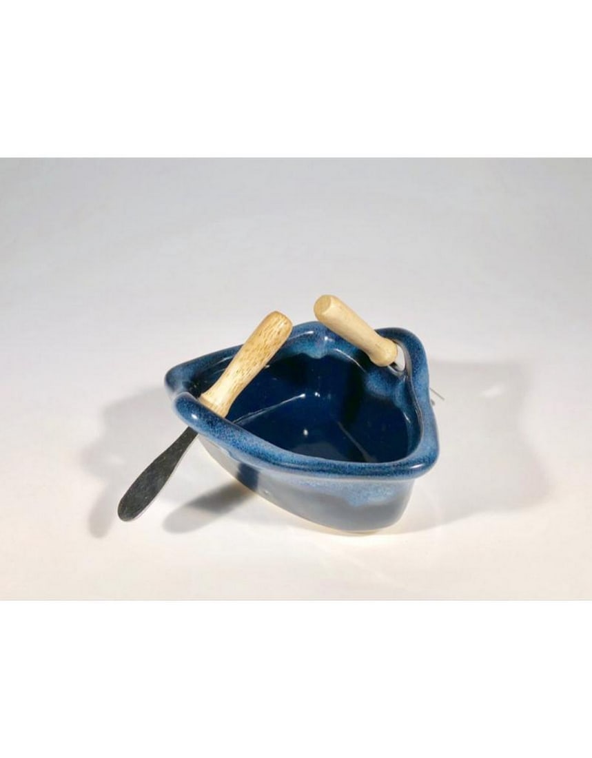 Blue Ceramic Boat Dip Pot: Blue Ceramic Boat Dip Pot The Blue Ceramic Boat Dip Pot is a unique and charming piece, designed in the shape of a boat to add a playful touch to your table. Perfect for serving dips, sauces, or