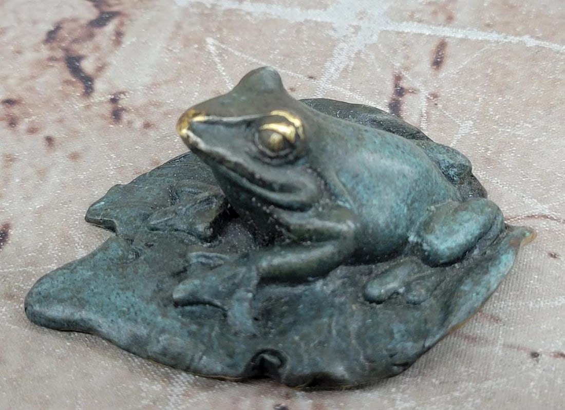 Milo Signed Vienna Style Frog on Lily Bronze Sculpture – 1.5" x 3": Milo Signed Vienna Style Frog on Lily Bronze Sculpture – 1.5" x 3" This charming Vienna-style bronze sculpture depicts a playful frog perched on a lily, crafted with fine detail and classic 