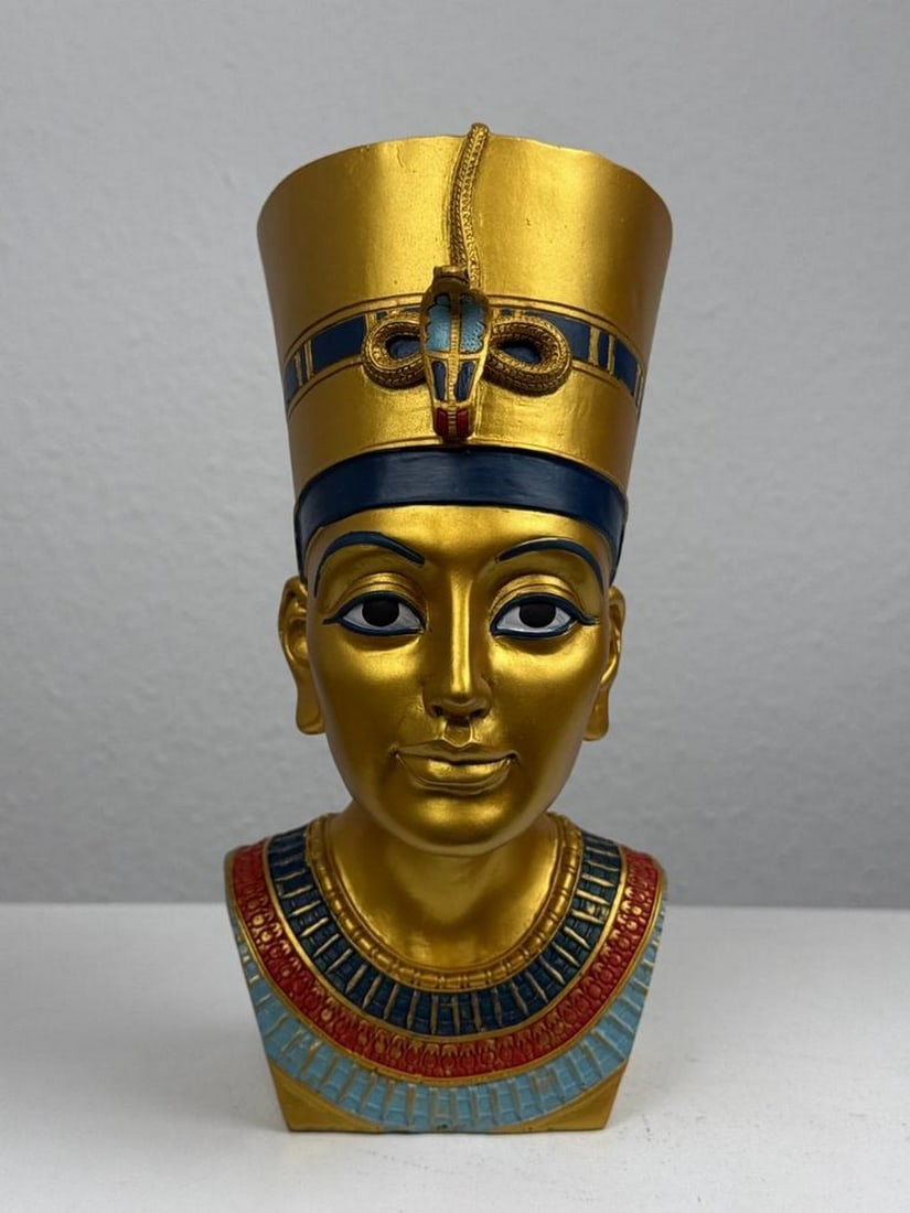 Nefertiti Bust – Iconic Queen of the Nile Sculpture: Nefertiti Bust – Iconic Queen of the Nile Sculpture Celebrate the enduring beauty and elegance of Queen Nefertiti with this exquisite resin bust, inspired by the famed Amarna-period masterpiece.