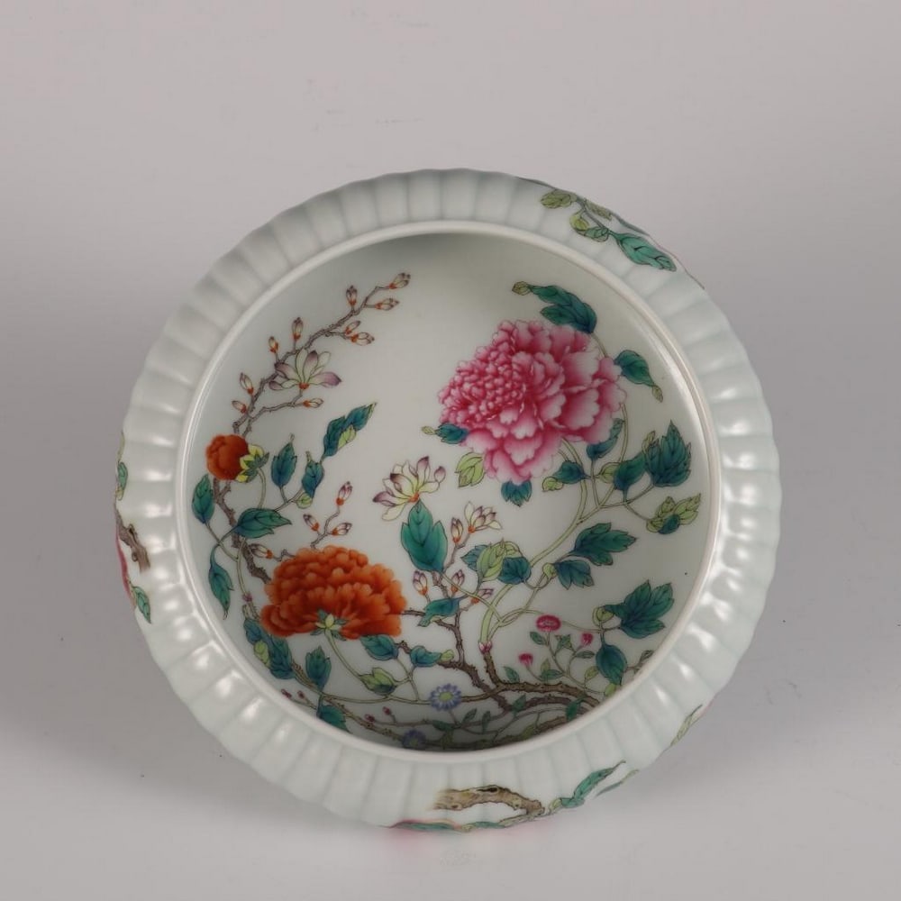 Qianlong-Inspired Famille Rose Shallow Bowl: Qianlong-Inspired Famille Rose Shallow Bowl This shallow dish draws inspiration from the opulent artistry of the Qing Dynasty’s Qianlong period. Adorned with a vibrant famille rose design, the bowl 