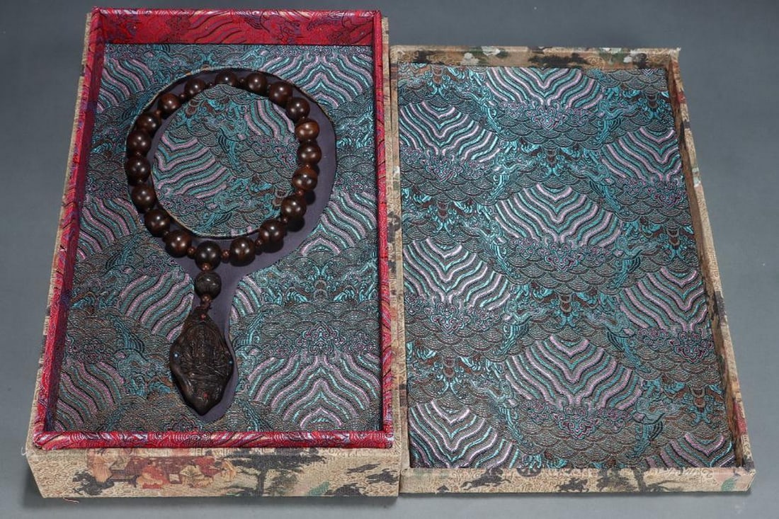 Inspired Palace Antique Agarwood Guanyin Card Bracelet: Inspired Palace Antique Agarwood Guanyin Card Bracelet A unique bracelet inspired from the old palace collection, crafted from fragrant agarwood beads and featuring a finely carved Guanyin card center