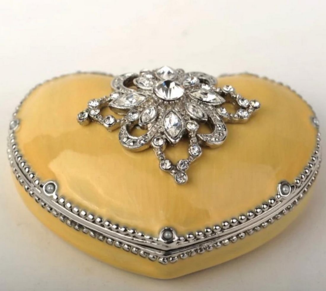 Golden Heart Elegance Trinket Box: Golden Heart Elegance Trinket Box This exquisite heart-shaped trinket box is a captivating fusion of timeless beauty and modern sophistication, making it a perfect addition to your collection or a hea