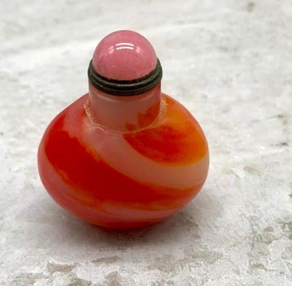 Vibrant Swirl Peking Glass Snuff Bottle with Pink Lid: Vibrant Swirl Peking Glass Snuff Bottle with Pink Lid Crafted from exquisite Peking glass, this snuff bottle showcases a mesmerizing blend of red, pink, and orange tones that swirl together in a