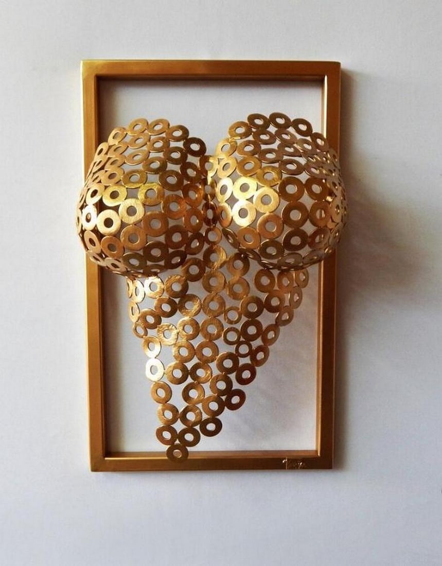 Heartfelt Devotion Metal Bust Sculpture: Heartfelt Devotion Metal Bust Sculpture This captivating metal bust of a woman, shaped like a heart, is a tribute to unconditional love and sacrifice. Handcrafted from a single metal plate, it embodie