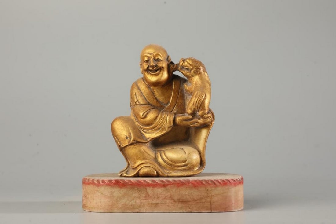 Gold Carved Buddha Sculpture: Gold Carved Buddha Sculpture This elegant Buddha sculpture is masterfully carved, capturing the serene and peaceful presence of the Buddha in intricate detail. The Buddhas golden form contrasts beauti