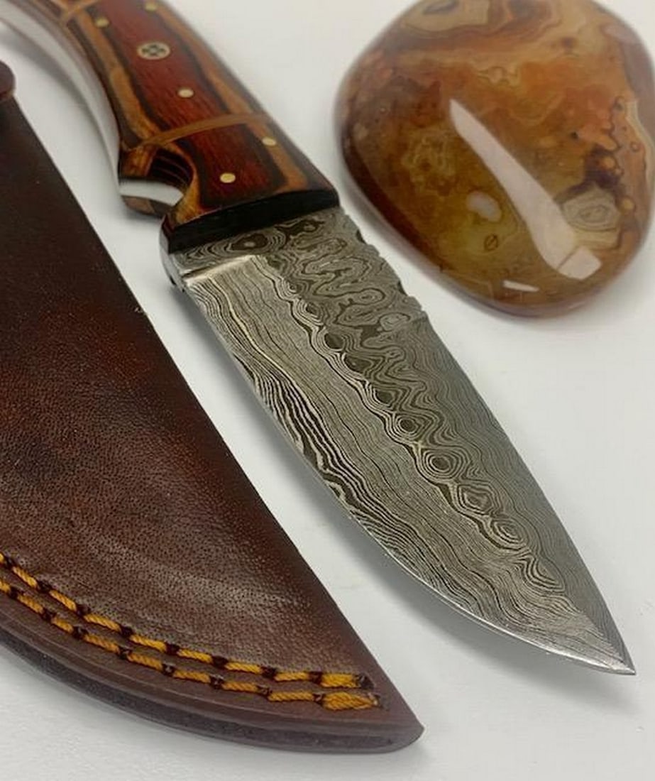 8 1/2'' Inlaid Wood Handle Damascus Hunting Knife: 8 1/2" Inlaid Wood Handle Damascus Hunting Knife With Stitched Leather Sheath An Excellent Hand Crafted Shive To Add To Any Collection. A Very Well Designed Custom Handle Involving Many Hours Of Cr
