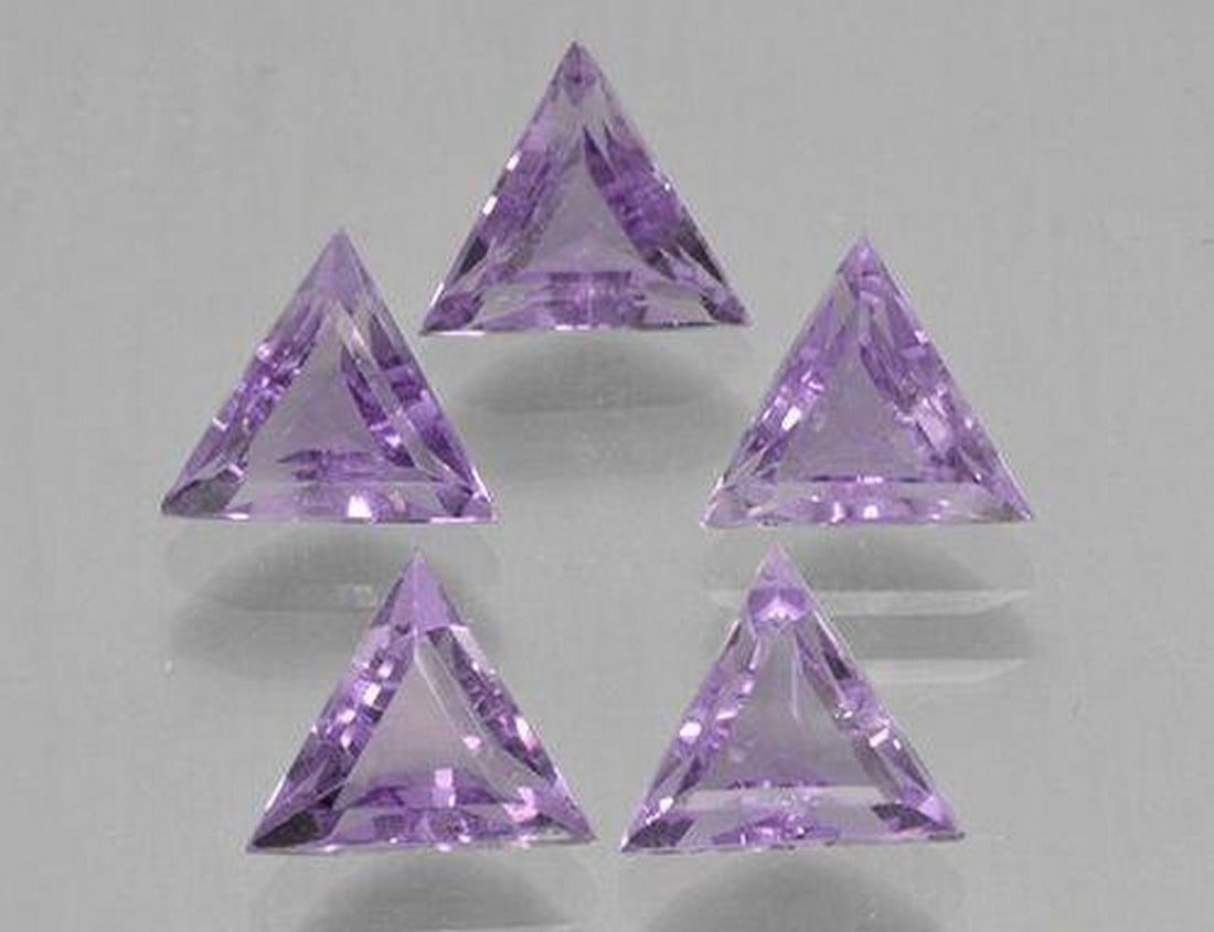 2.99 ct Natural Medium Violet Amethyst Gems, Trillion, VS, Brazil: 2.99 ct Natural Medium Violet Amethyst Gems, Trillion, VS, Brazil A set of natural amethyst gemstones with a total weight of 2.99 carats, averaging approximately 0.60 carats per stone. Each gem is cut