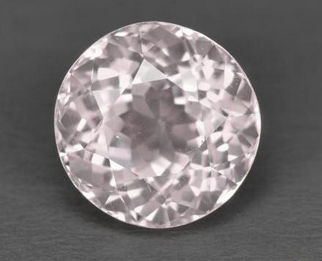 1.88ct Round Cut Faceted Subtle Flamingo Pink Morganite Gemstone: 1.88ct Round Cut Faceted Subtle Flamingo Pink Morganite Gemstone Introducing our exquisite 1.88ct Round Cut Faceted Subtle Flamingo Pink Morganite Gemstone, a delicate marvel that radiates elegance