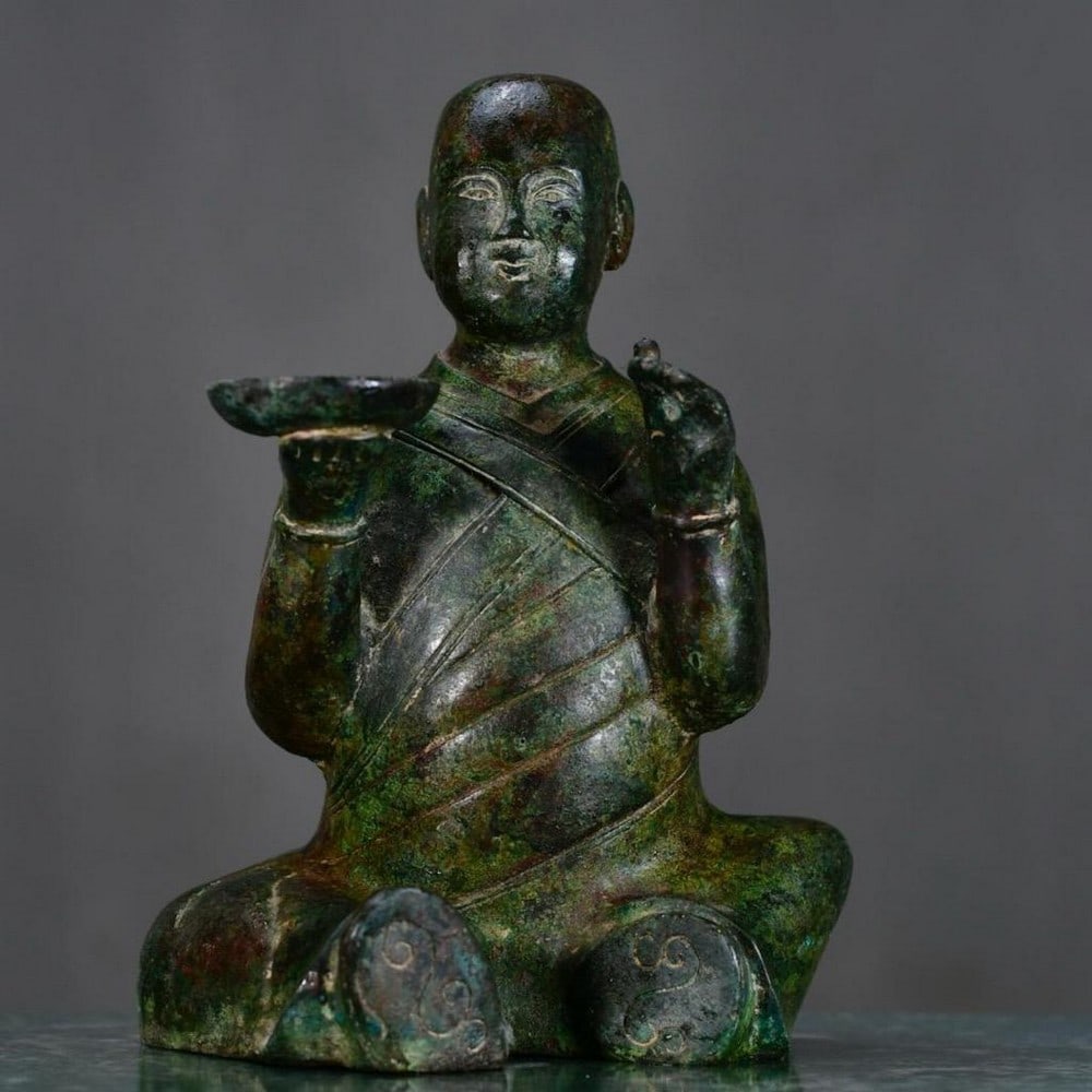 Handcrafted Chinese Bronze Servant Statue: Handcrafted Chinese Bronze Servant Statue This exquisite antique bronze servant statue is a fine representation of traditional Chinese artistry. Entirely handmade, the sculpture captures intricate fac
