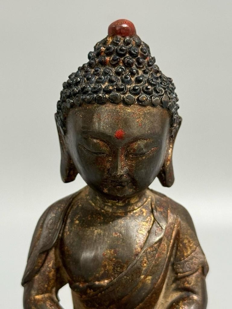 Antique Chinese Handcrafted Pure Copper Sakyamuni Buddha Statue: Antique Chinese Handcrafted Pure Copper Sakyamuni Buddha Statue Antique Chinese statue of Sakyamuni Buddha, handcrafted from pure copper. This vintage piece dates from the 19th century and reflects tr