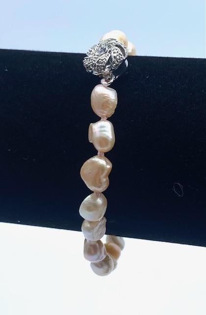 7.5'' NATURAL PINK ''ROSE MEDALLION'' 7MM-8MM BAROQUE PEARL BRACELET: 7.5" Natural Pink " Rose Medallion" 7mm-8mm Baroque Pearl Bracelet. Decorated With A " Rose Medallion" Clasp, This Pearl Bracelet Shows Well Over The Wrist. The Pink Luster Is Complimen
