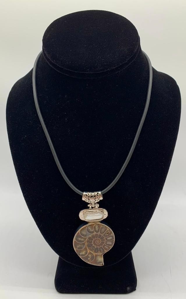 STUNNING WHITE & BROWN BIWA PEARL SNAIL PENDANT: Stunning White & Brown Biwa Pearl Snail Pendant Biwa Pearls are said to have the powers that purify the thoughts that flow through the body and mind. Wear this beautiful pendant and feel the powers wi