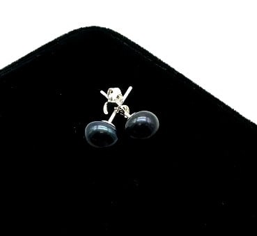 7-8mm Navy Blue Freshwater Pearl 925 Silver Stud Earrings: 7-8mm Navy Blue Freshwater Pearl 925 Silver Stud Earrings These Are A Lovely Set Of Stud Earring Offering A Fresh & Warming Look. Each Earring Is Stamped 925 On The Backing Of The Sterling Silver Hard