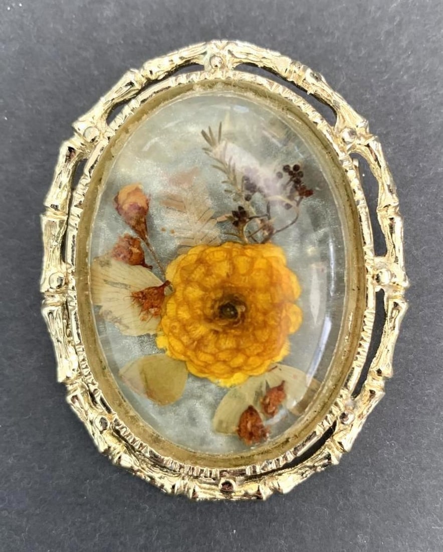 Vintage Encapsulated Flower Gold Brooch: Vintage Encapsulated Flower Gold Brooch Elegance and nostalgia intertwine in the Vintage Encapsulated Flower Gold Brooch. With a delicate flower encapsulated within a radiant gold frame, this accessor