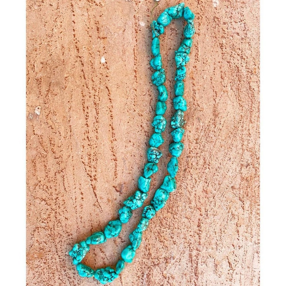 30" Treated Turquoise Tumble Bead String Necklace: 30" Treated Turquoise Tumble Bead String Necklace Introducing our 30" Treated Turquoise Tumble Bead String Necklace, a vibrant and versatile accessory that embodies the beauty of treated turqu