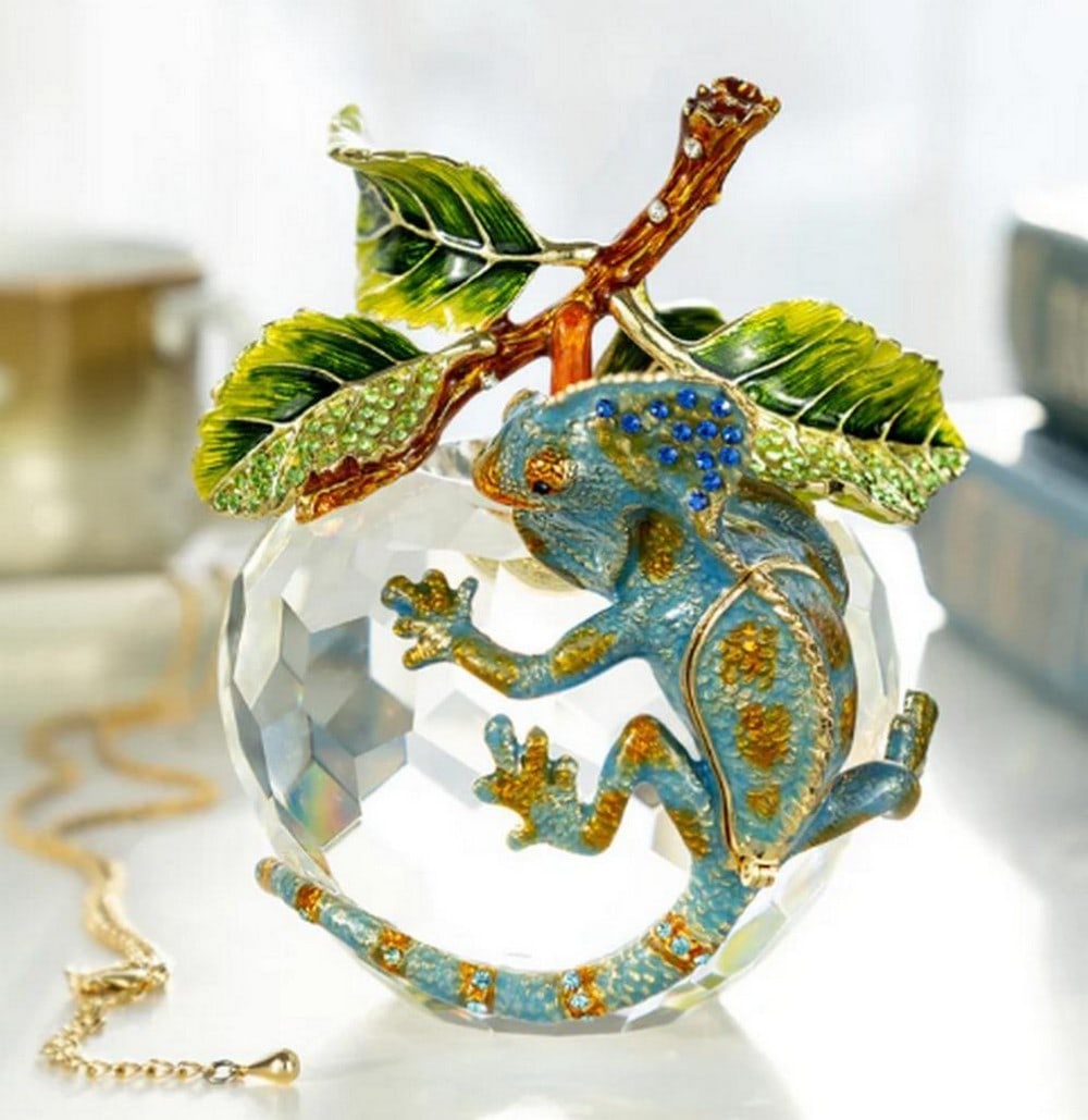 Enchanted Apple with Chameleon: Enchanted Apple with Chameleon A whimsical blend of nature and elegance, this crystal apple trinket features a dazzling chameleon perched playfully atop its smooth, clear form. The apple's faceted