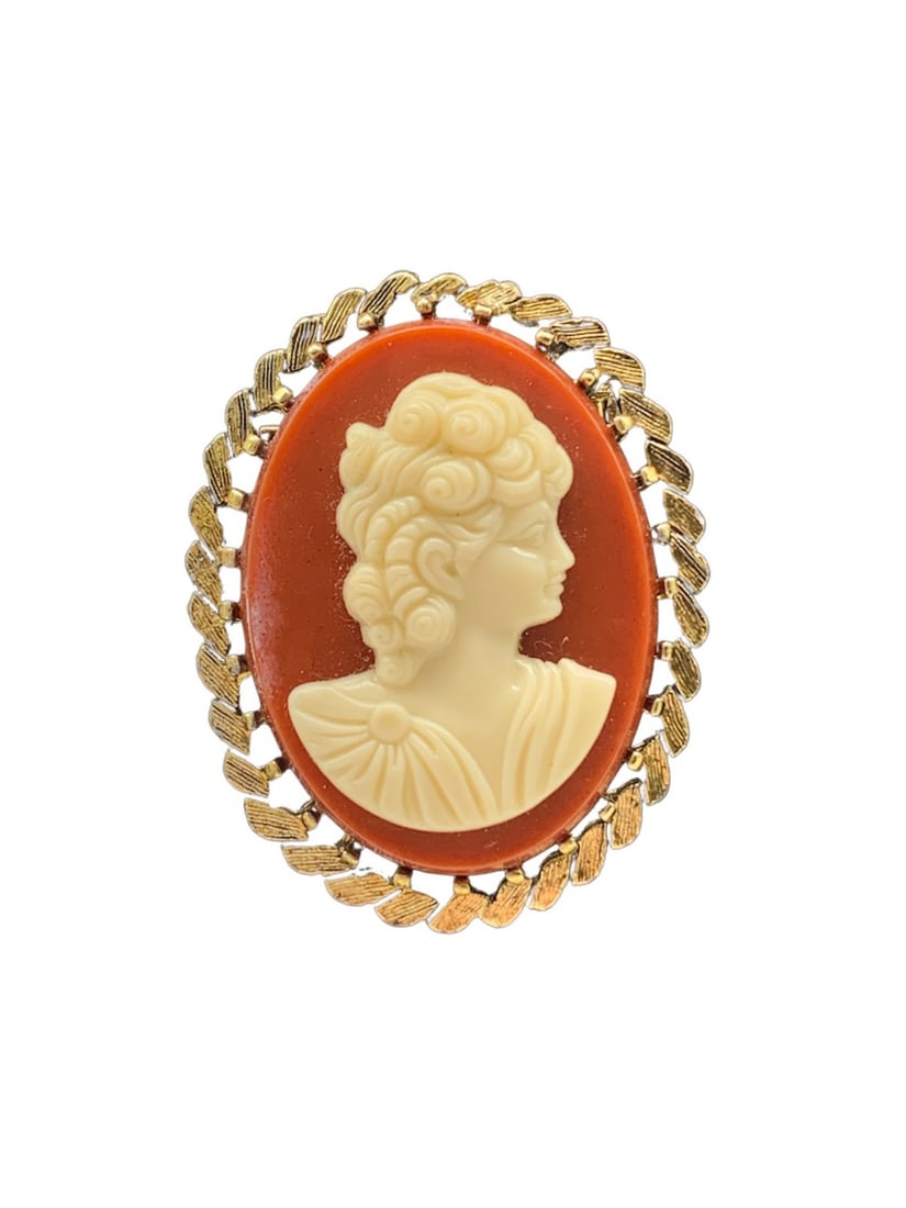 Vintage Red & White Cameo Brooch Depicting A Silhouette Of A Victorian Beauty: Vintage Red & White Cameo Brooch Depicting A Silhouette Of A Victorian Beauty The most popular cameos today are carved in sea shells, a tradition that began in the fifteenth or sixteenth century and w