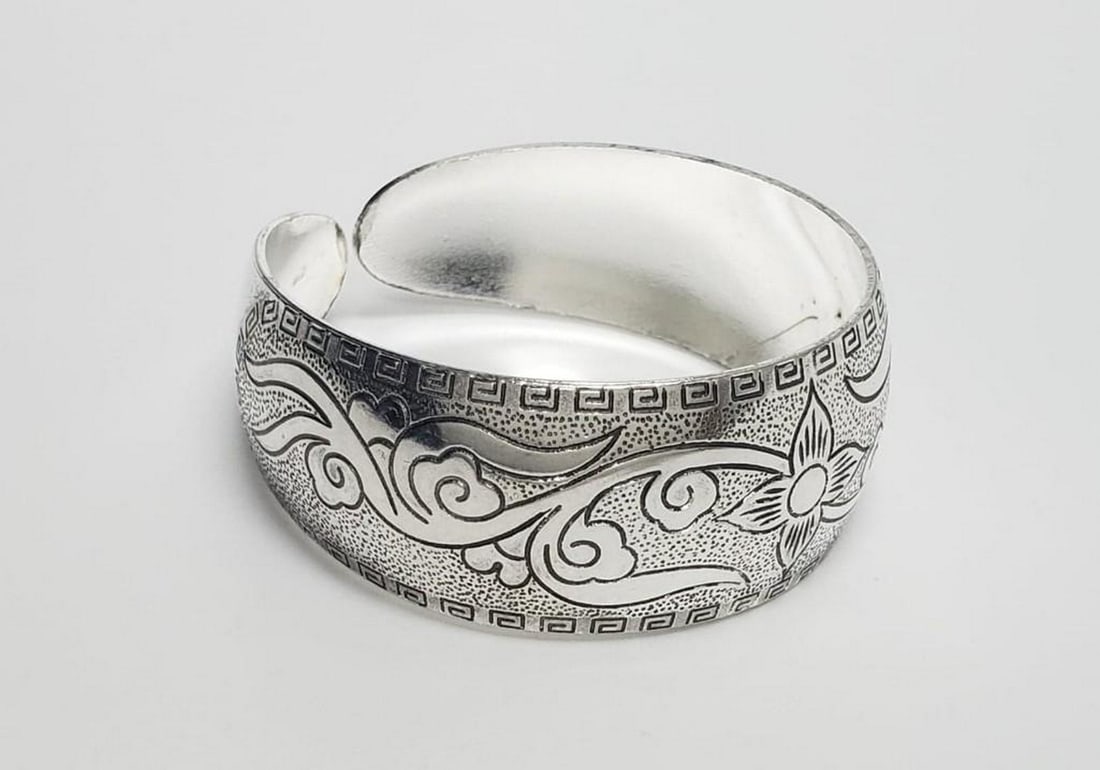 Single Flower Design Tibetan Silver Bangle Cuff: Single Flower Design Silver Toned Bangle Cuff. Looking For A Beautiful Floral Cuff BangleL This Is The One For You. This Piece Screams Personality. If You Are Ready To Make A Statement At Outings And 